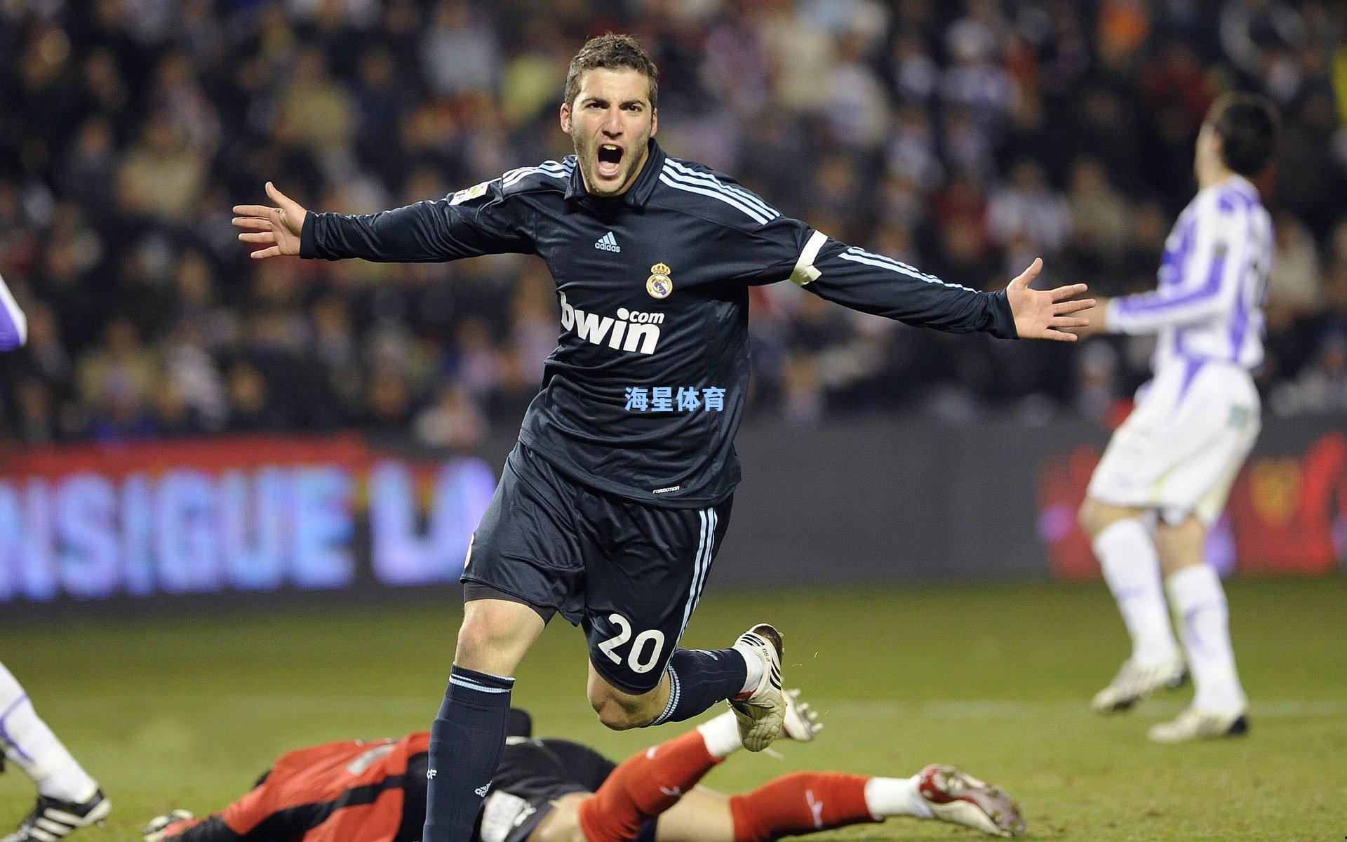 凯恩赛后签名引热议，亲解误会，对方为工作人员，尊重足球传统